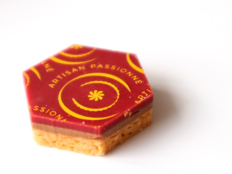 アルティザン・パシオネ「プティ サブレ ジャンドゥージャ フランボワーズ」の見た目と特徴
