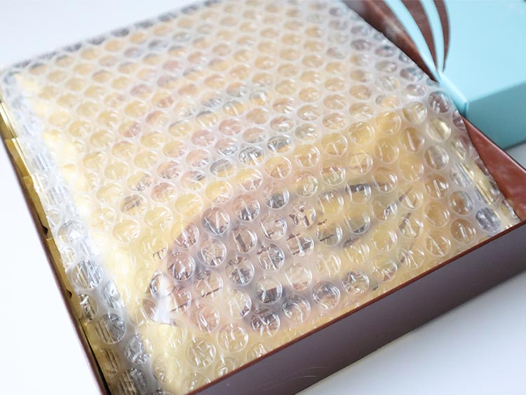 新宿中村屋ベイクドショコラトリーの「カカオ香るショコラパイ」パッケージ内容の画像