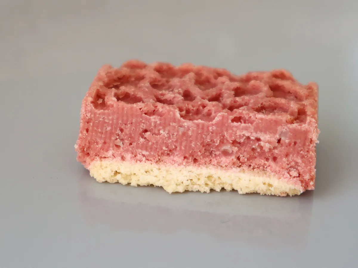 ベルアメール 焼きショコラ ルージュ いちご味　断面