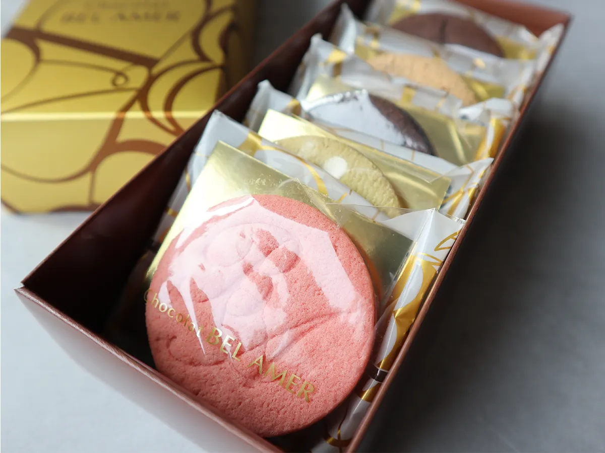 開けた瞬間に目を引く華やかなパッケージデザイン