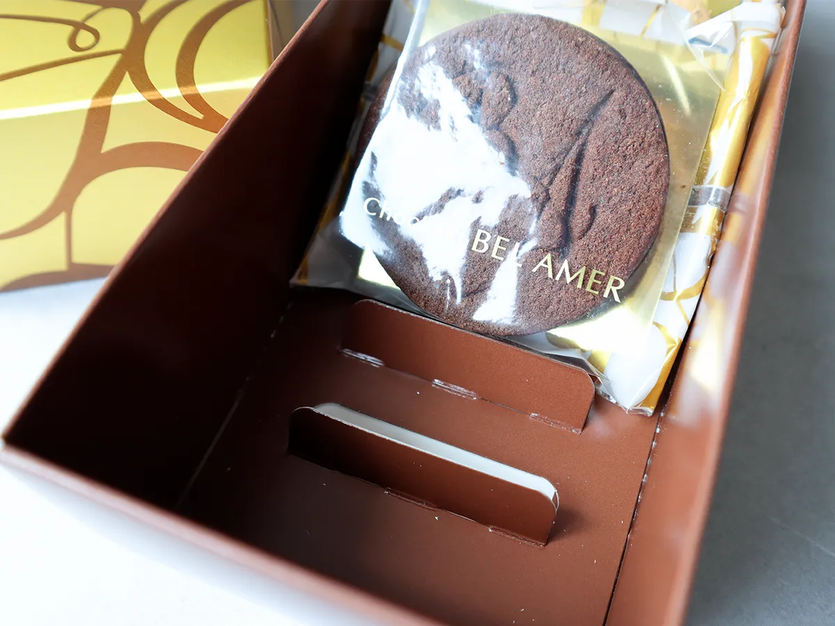 開けた瞬間に目を引く華やかなパッケージデザイン