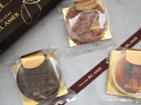 ベルアメールのプレミアム パレショコラ3枚入りパッケージとショッパーの写真