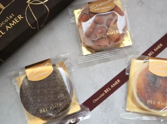 ベルアメールのプレミアム パレショコラ3枚入りパッケージとショッパーの写真