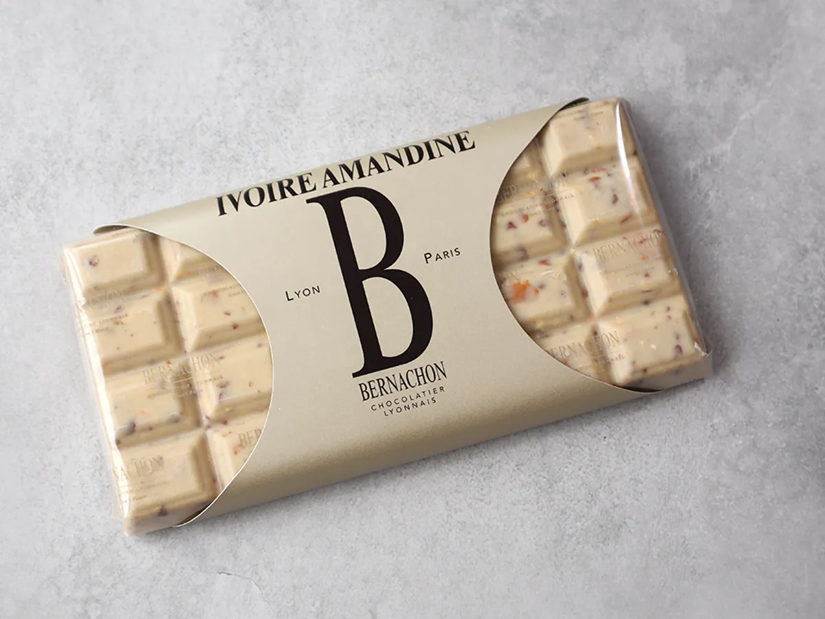 BERNACHONのロゴが印字された高級感のあるタブレットパッケージの表面