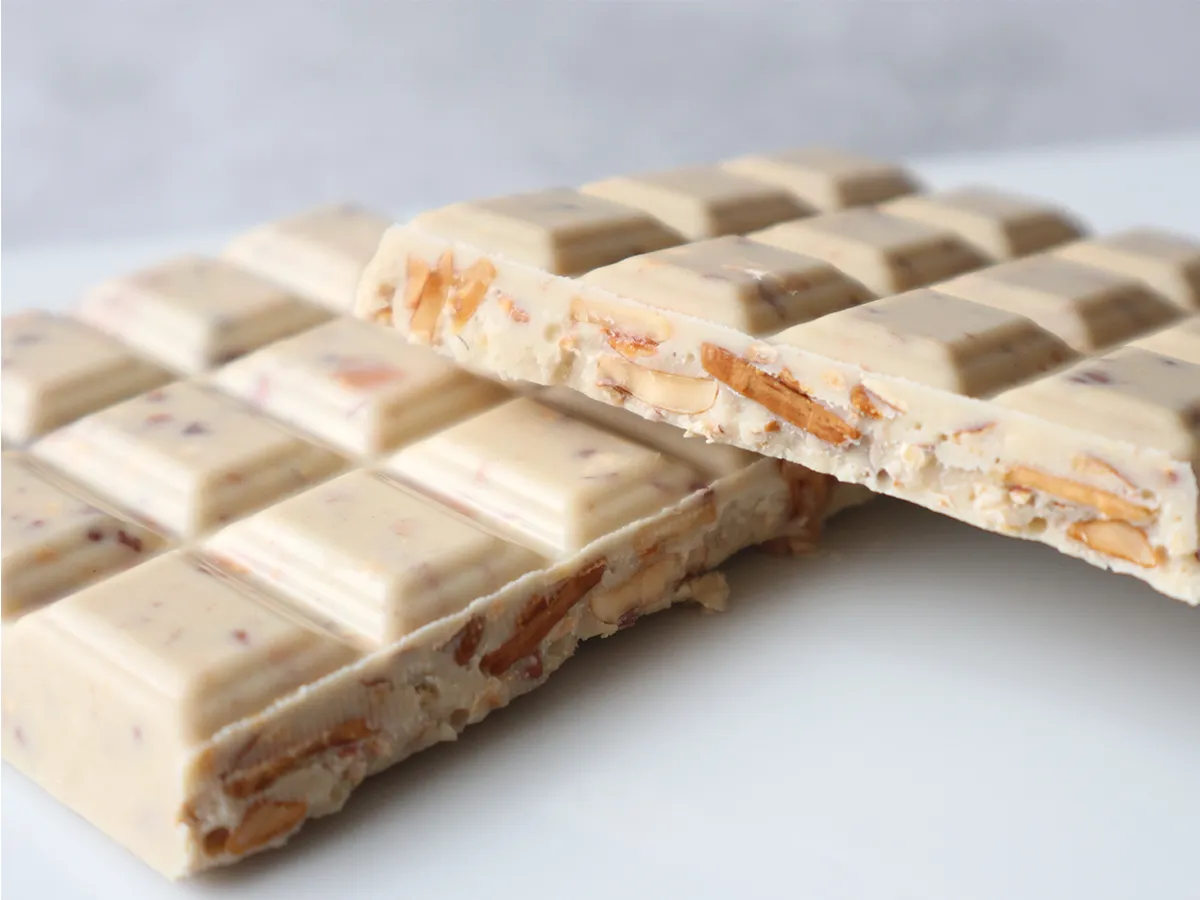 バニラビーンズがたっぷりと練り込まれた濃厚なホワイトチョコレートの断面