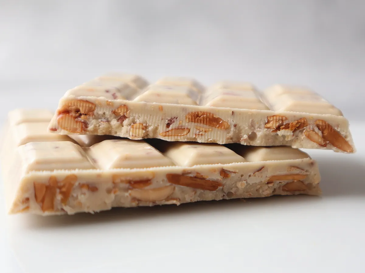 バニラビーンズがたっぷりと練り込まれた濃厚なホワイトチョコレートの断面