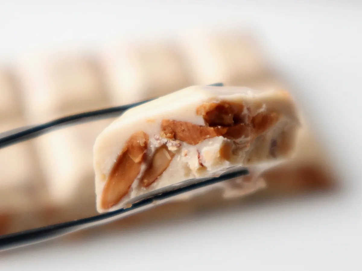 カリカリ食感のナッツと口溶けの良いホワイトチョコが重なる贅沢な一口