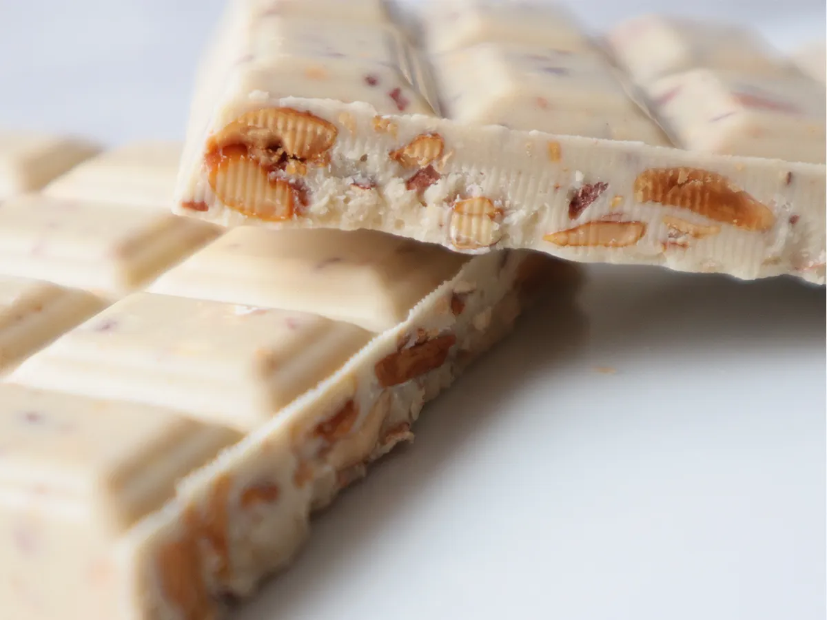 バニラビーンズがたっぷりと練り込まれた濃厚なホワイトチョコレートの断面