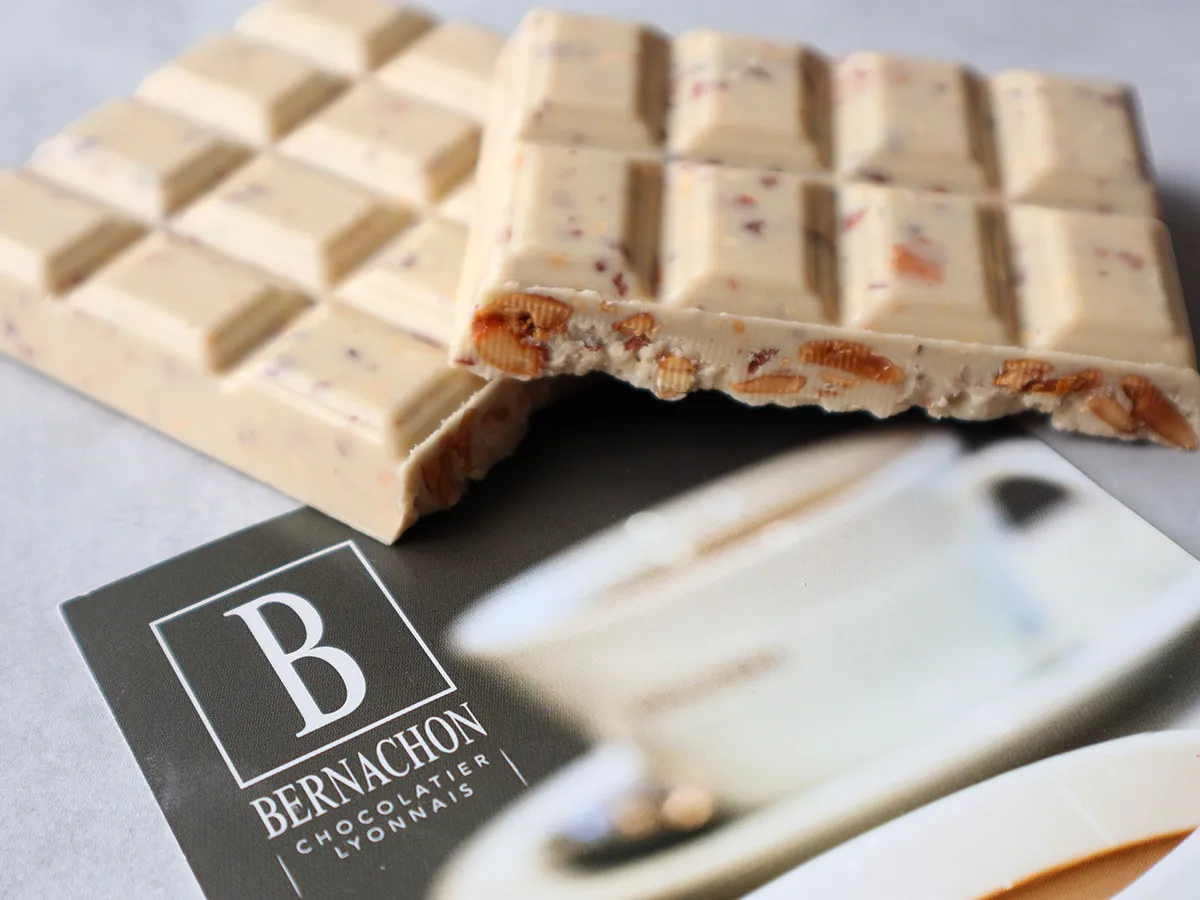 ベルナシオン特有のずっしりとした150gのボリューム感