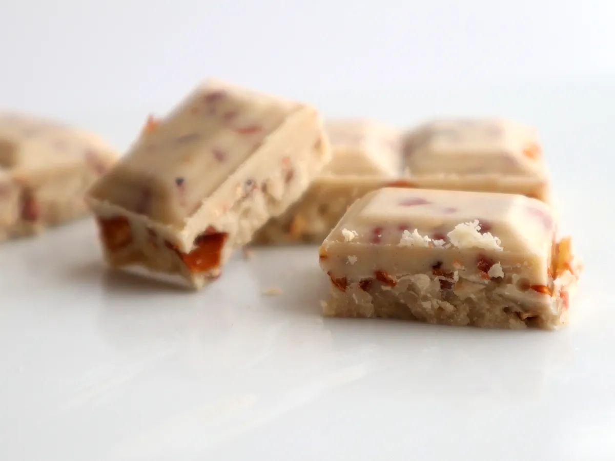 カリカリ食感のナッツと口溶けの良いホワイトチョコが重なる贅沢な一口