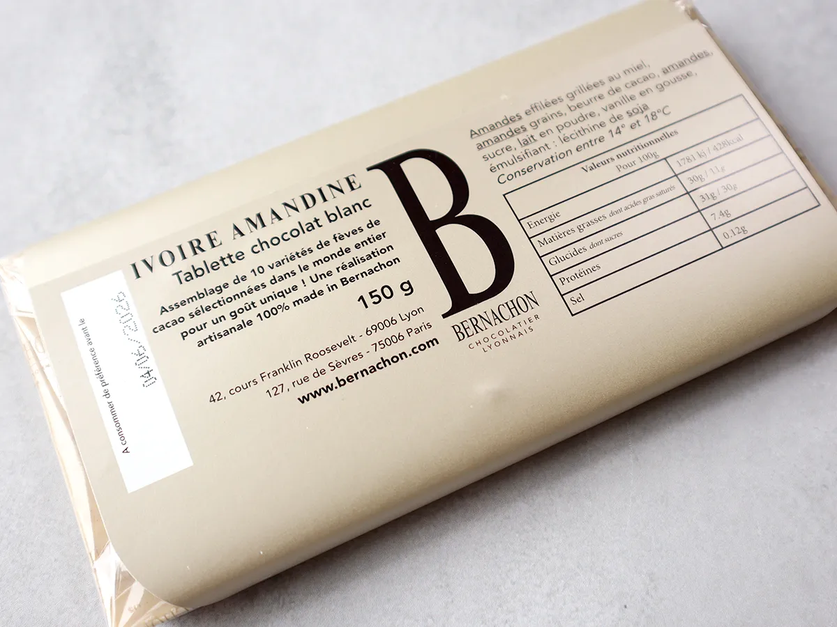 ベルナシオンのタブレット裏面に貼られたフランス語の商品情報ラベルと賞味期限印字