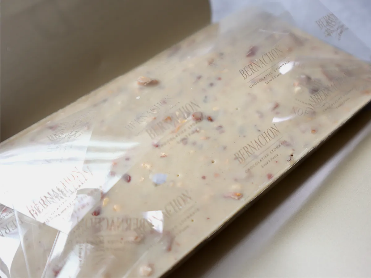 ベルナシオンのイヴォワール・アマンディーヌの裏面にぎっしり詰まったスライスアーモンド