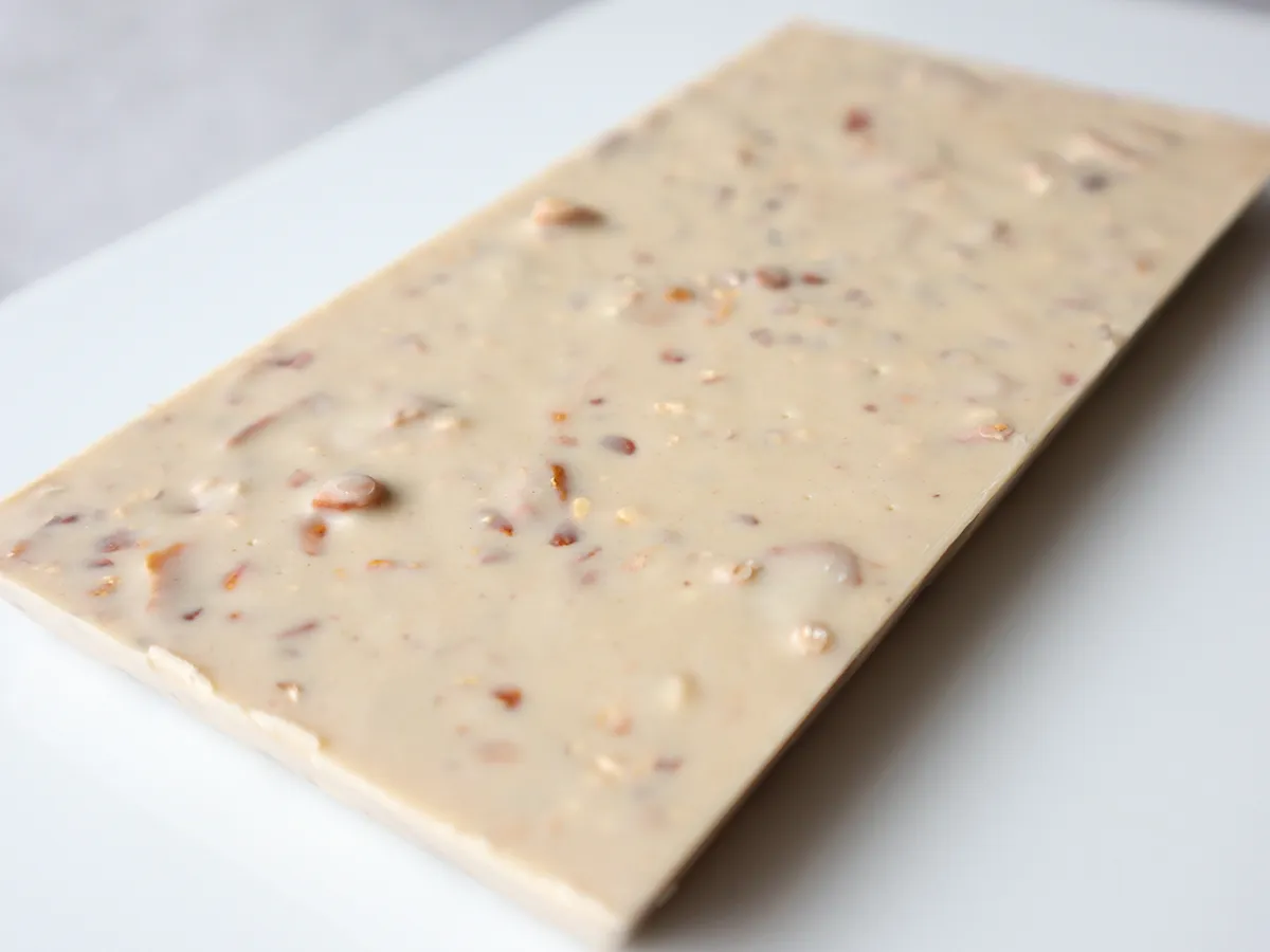 ベルナシオンのイヴォワール・アマンディーヌの裏面にぎっしり詰まったスライスアーモンド