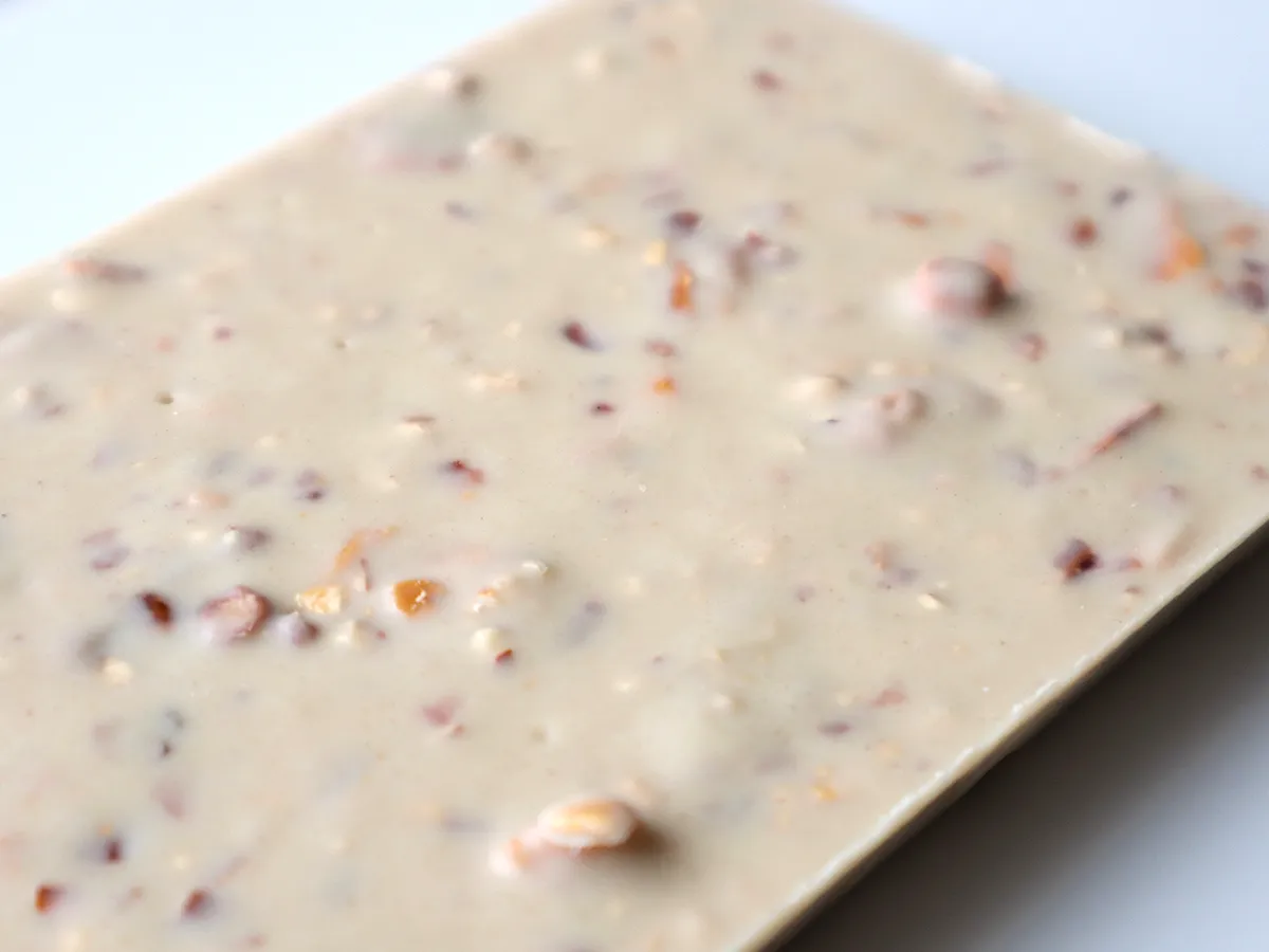 表面を埋め尽くすほど贅沢に散りばめられたハニーローストのスライスアーモンドとクラッシュアーモンド