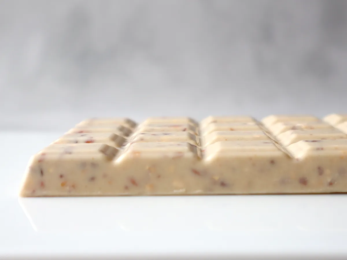 約1cmの厚みがあるベルナシオンのタブレット側面と中から覗くナッツ