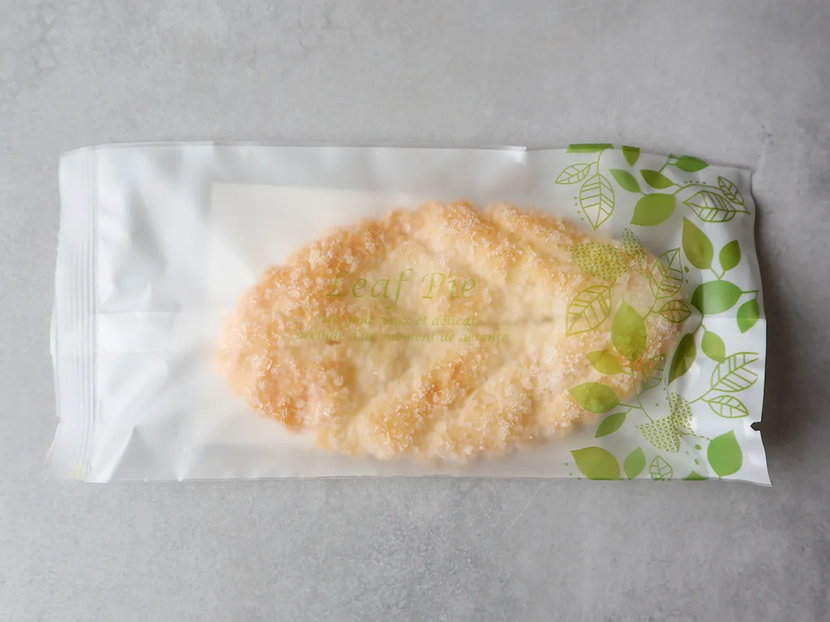 個包装されたリーフ型のパイ菓子
