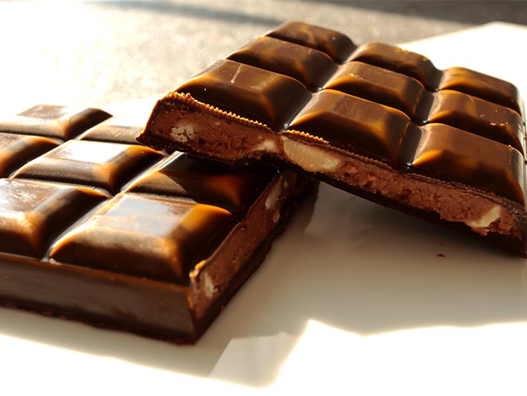 タブレット プラリネの断面とチョコレート