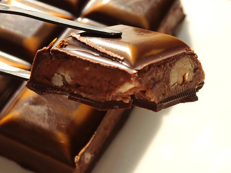 タブレット プラリネの断面とチョコレート