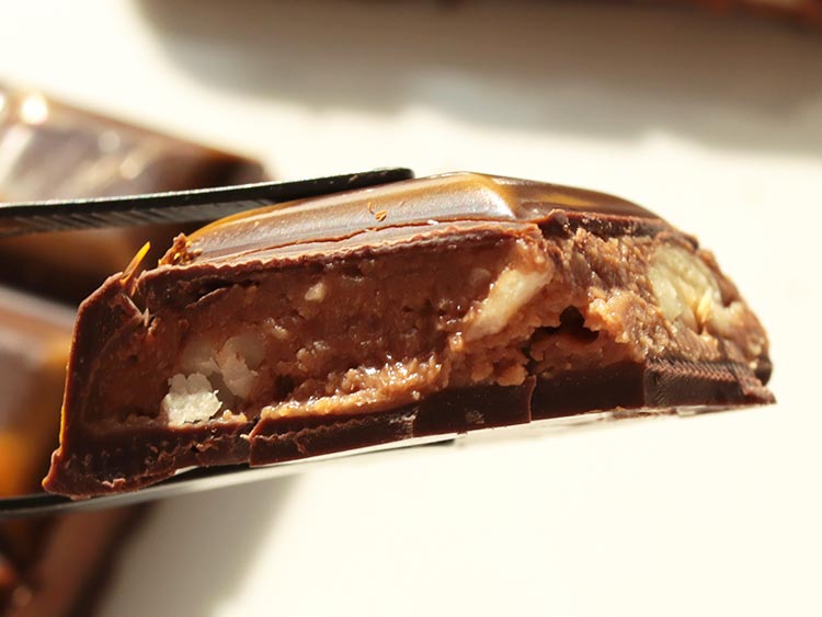 タブレット プラリネの断面とチョコレート