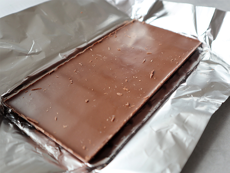 ロベール ミルクチョコレート45％ トンカナッツ パッケージ内容