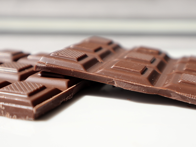 ロベール ミルクチョコレート45％ トンカナッツ チョコレート断面