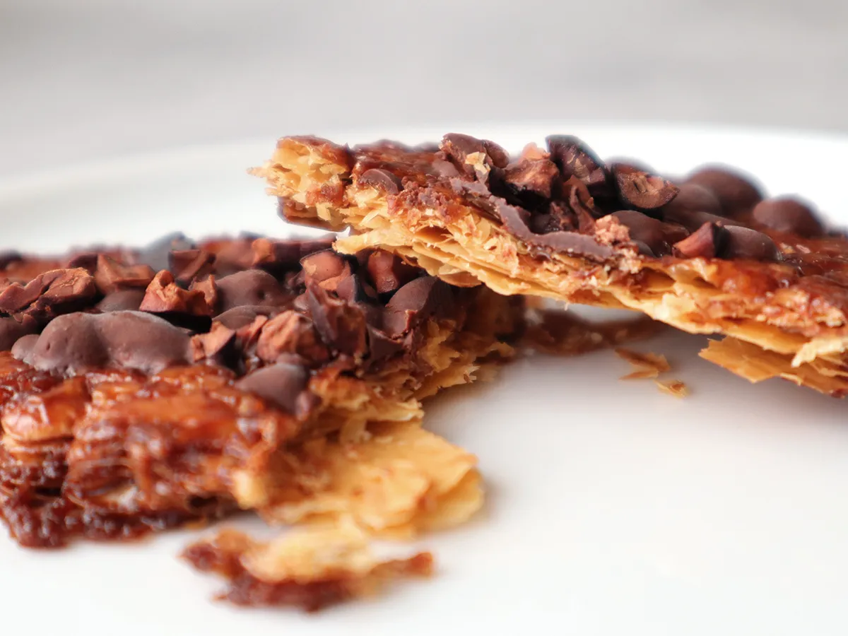 フローラルな香りとカカオニブの食感が楽しめる焼き菓子