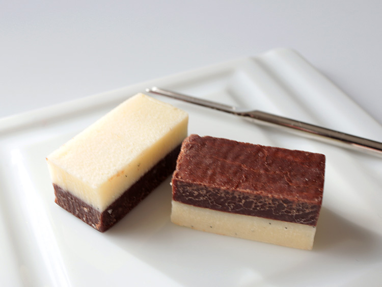 デルレイ「ハーモニアス」バニラ&ダークチョコレートの断面