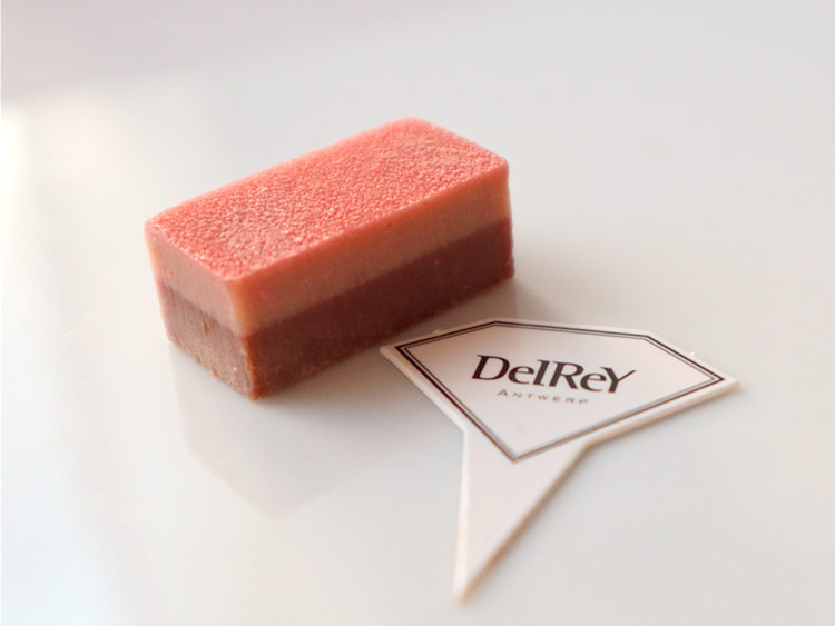 デルレイ「ハーモニアス」ストロベリー&ミルクチョコレートの断面