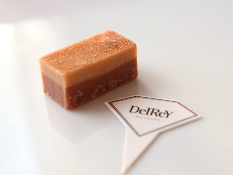 デルレイ「ハーモニアス」ヘーゼルナッツ&ミルクチョコレートの断面
