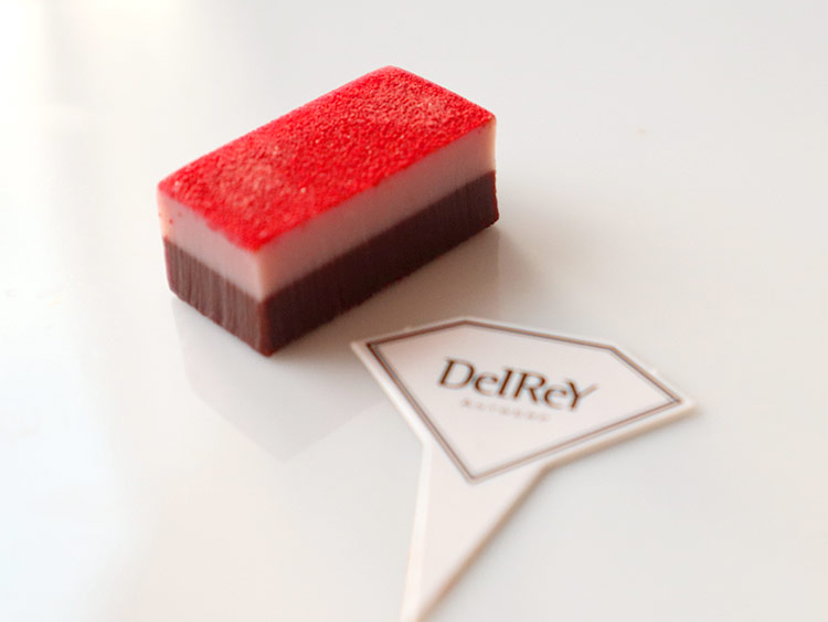 デルレイ「ハーモニアス」ラズベリー&ダークチョコレートの断面