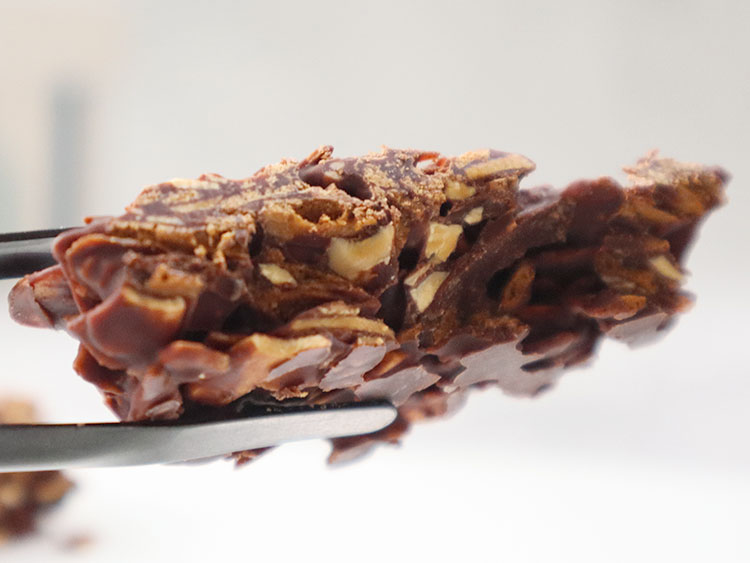 クレランタン塩ショコラの断面と食感