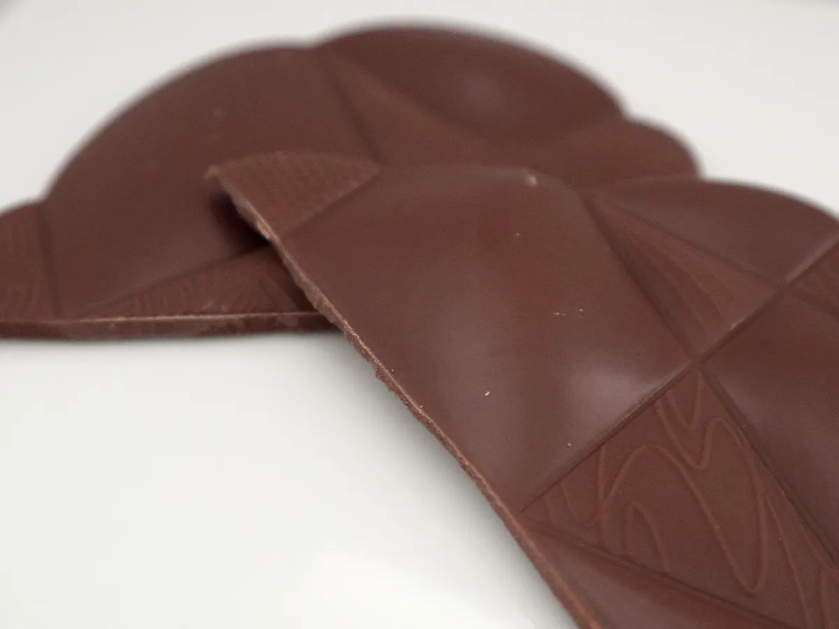 パリッと割れる心地よい食感のタブレットチョコレート