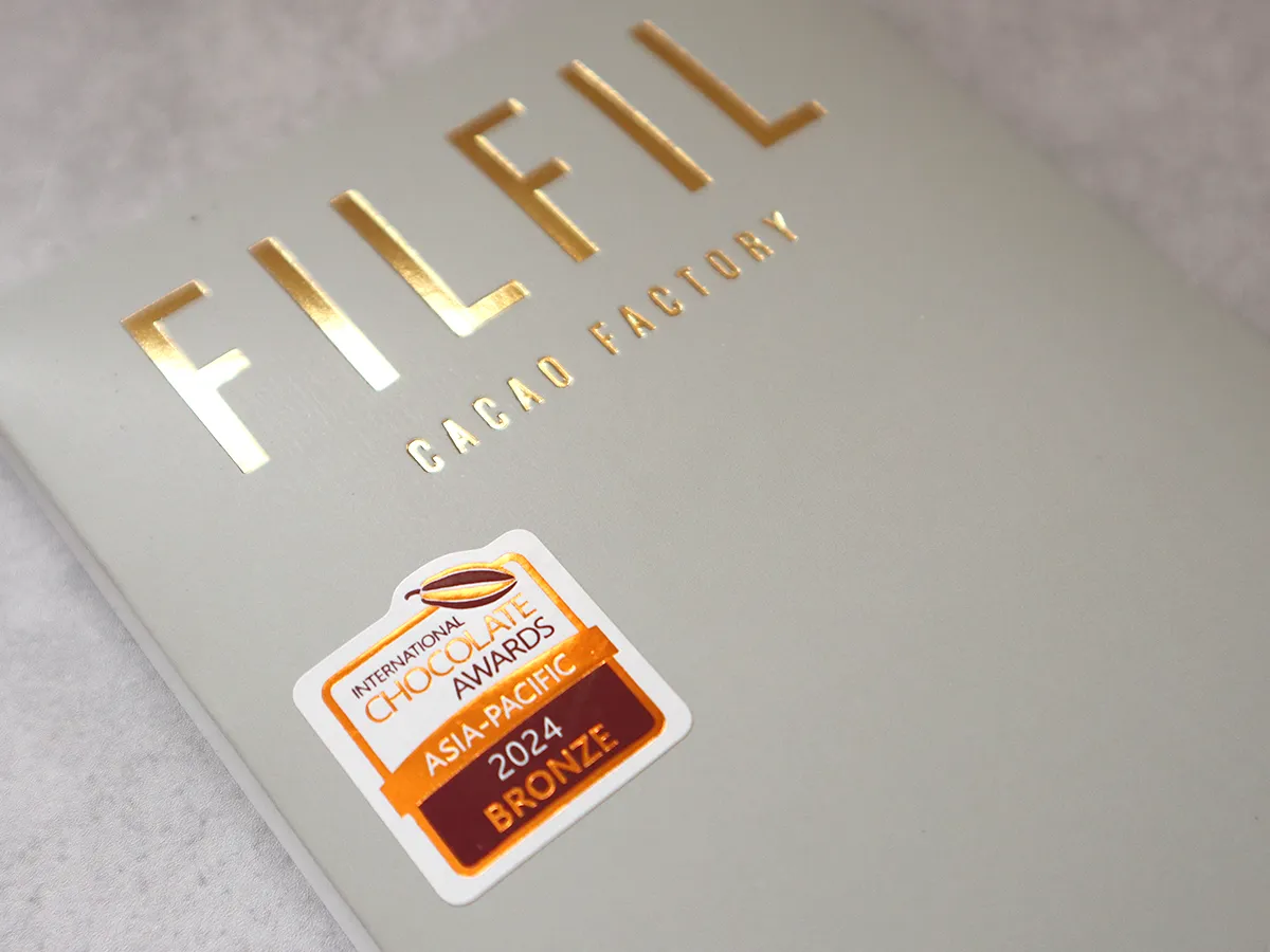 金文字が映えるフィルフィルのタブレットチョコレートパッケージ