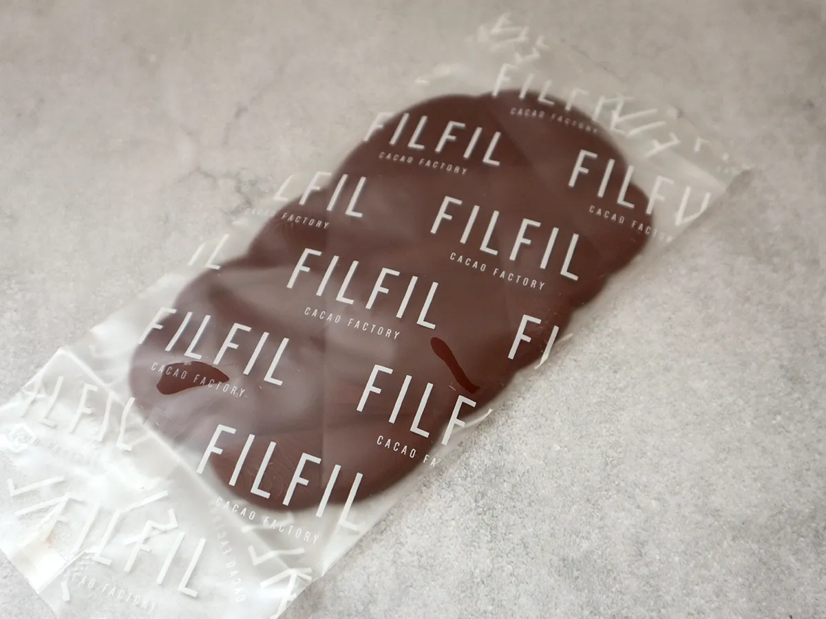 シンプルな内装に包まれたクラフトチョコレート