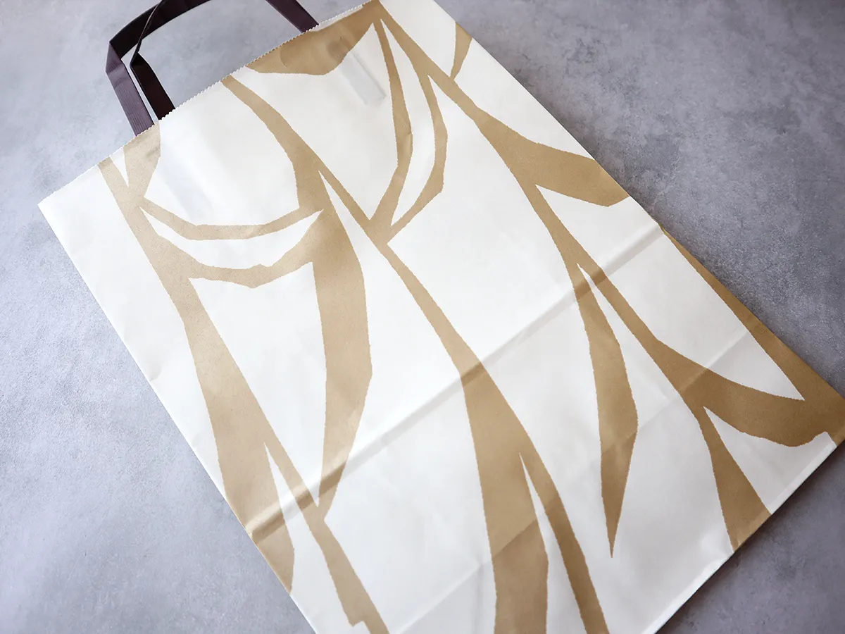 銀座あけぼの 上品なグレージュカラーのショッパー