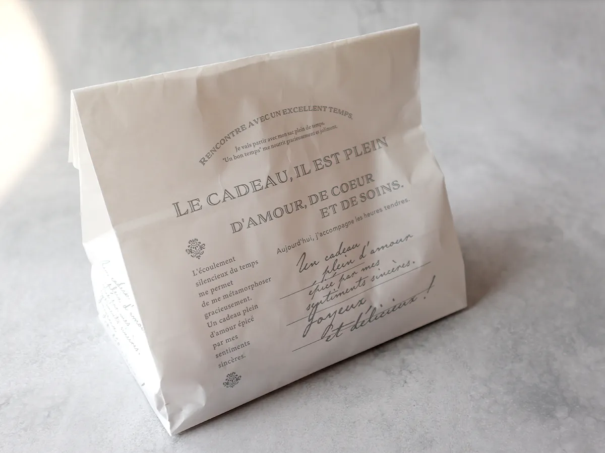 habitude（アビテュード） のナチュラルなデザインの紙袋と商品情報シール。