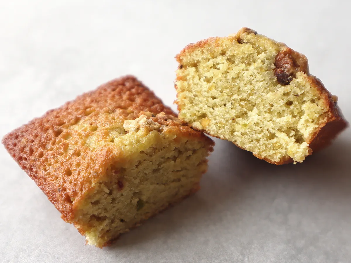 habitude（アビテュード） ピスタチオフィナンシェの断面。うっすら緑色のふんわりとした生地とピスタチオの食感。