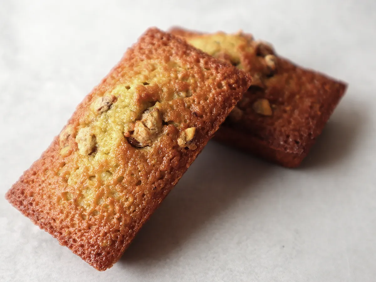 habitude（アビテュード） のピスタチオフィナンシェ。ゴロッとトッピングされたピスタチオが豪華。