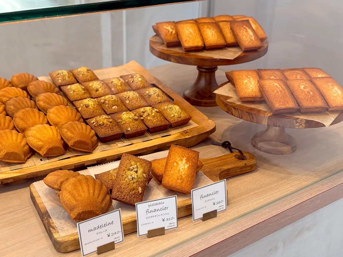 habitude（アビテュード） のフィナンシェ2種（プレーン・ピスタチオ）を並べた様子。