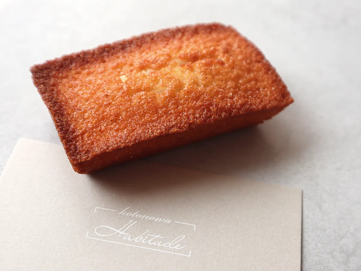 habitude（アビテュード） のフィナンシェ（プレーン）。美しい焼き色とカリッとした表面の質感。