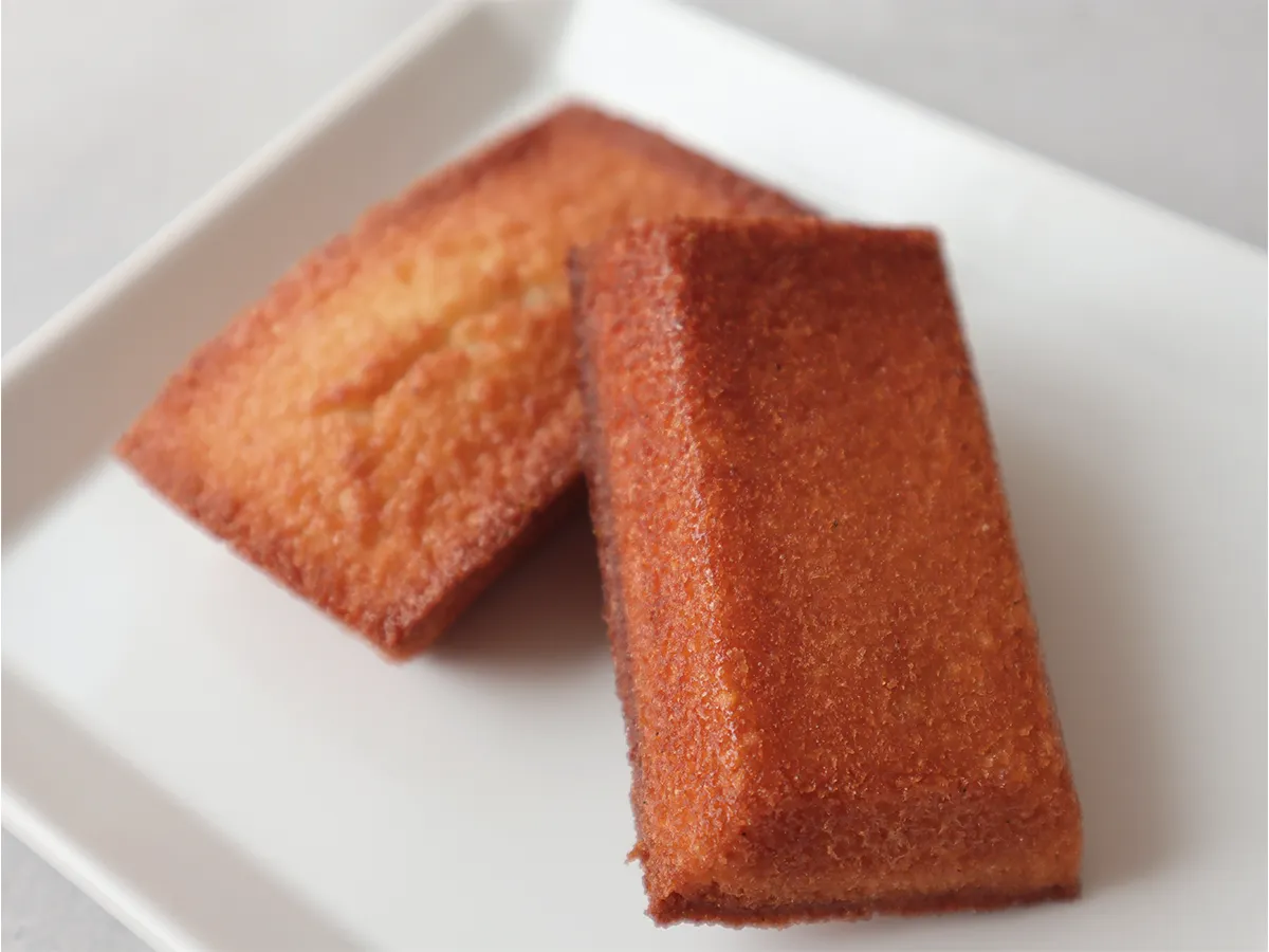 habitude（アビテュード） フィナンシェ（プレーン）の裏側。こんがりと香ばしく焼き上げられている。