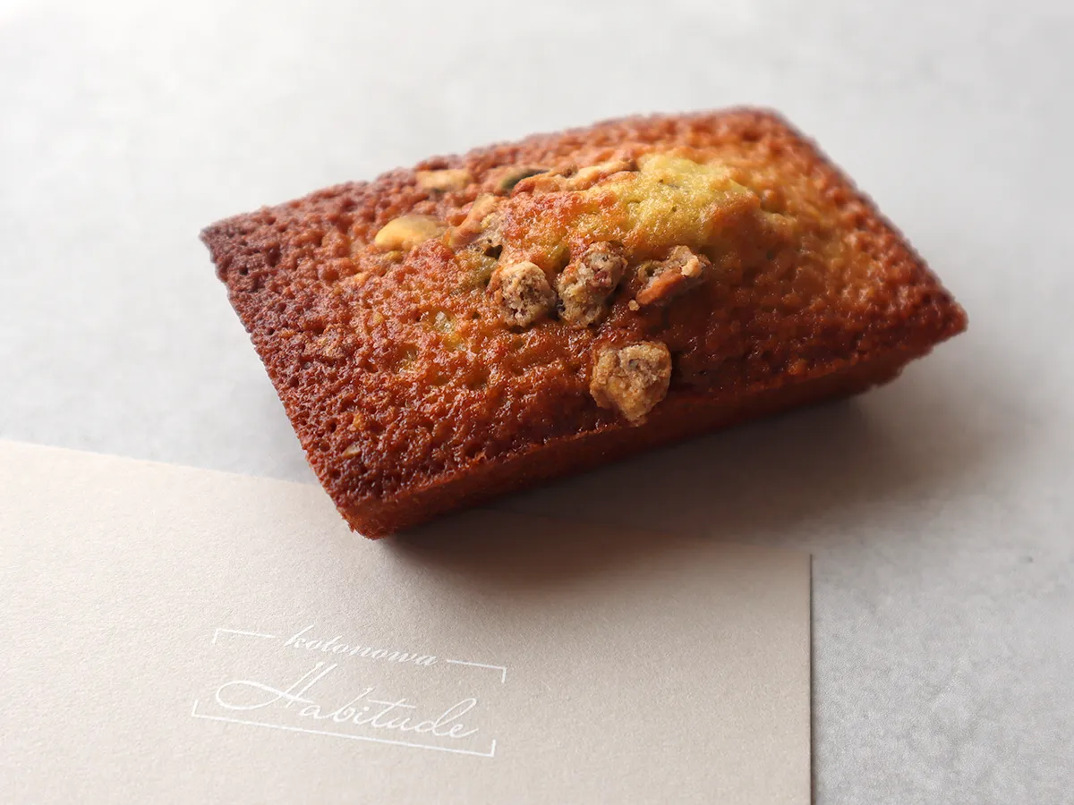 habitude（アビテュード） のピスタチオフィナンシェ。ゴロッとトッピングされたピスタチオが豪華。