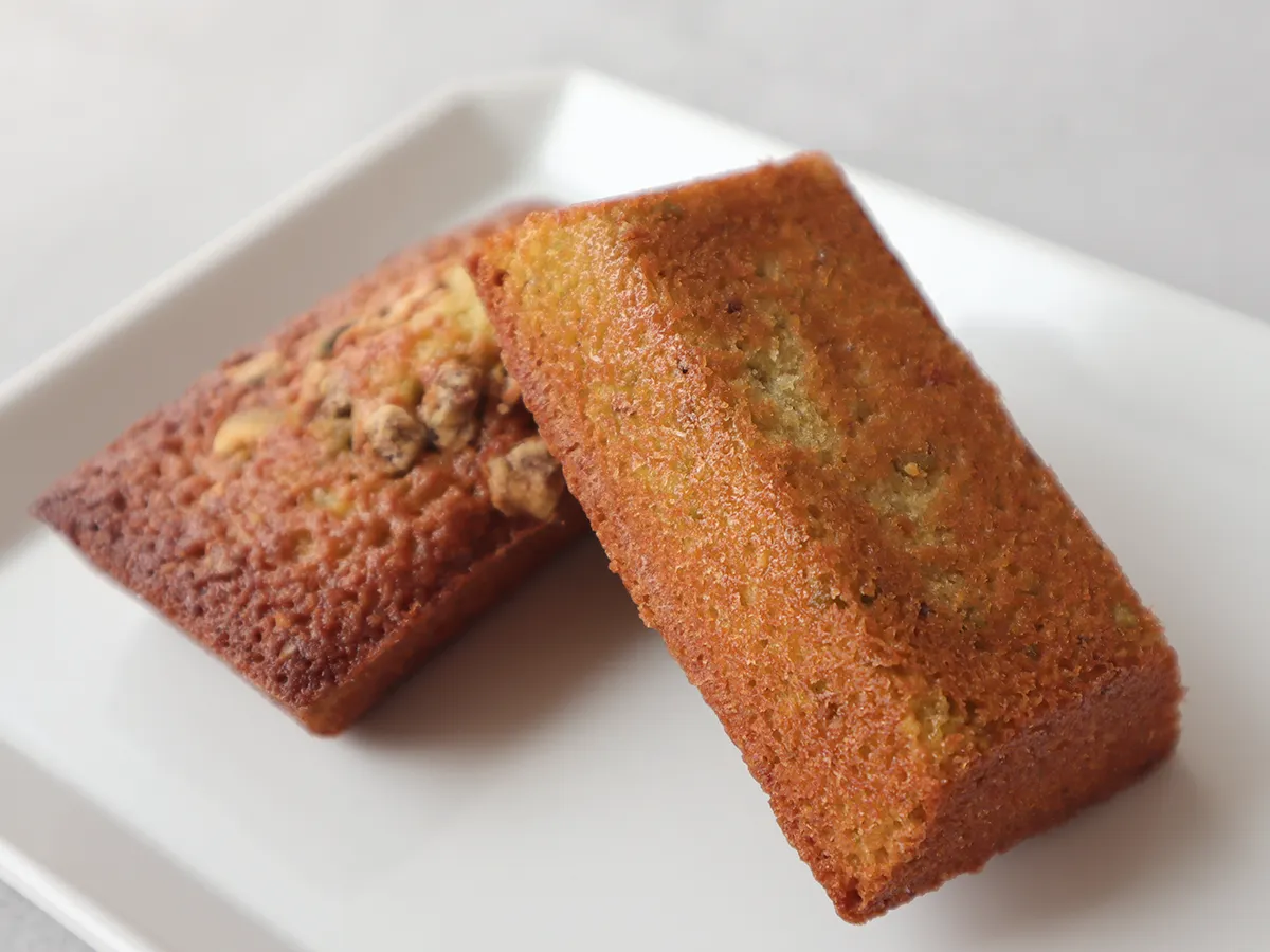 habitude（アビテュード） ピスタチオフィナンシェの断面。うっすら緑色のふんわりとした生地とピスタチオの食感。