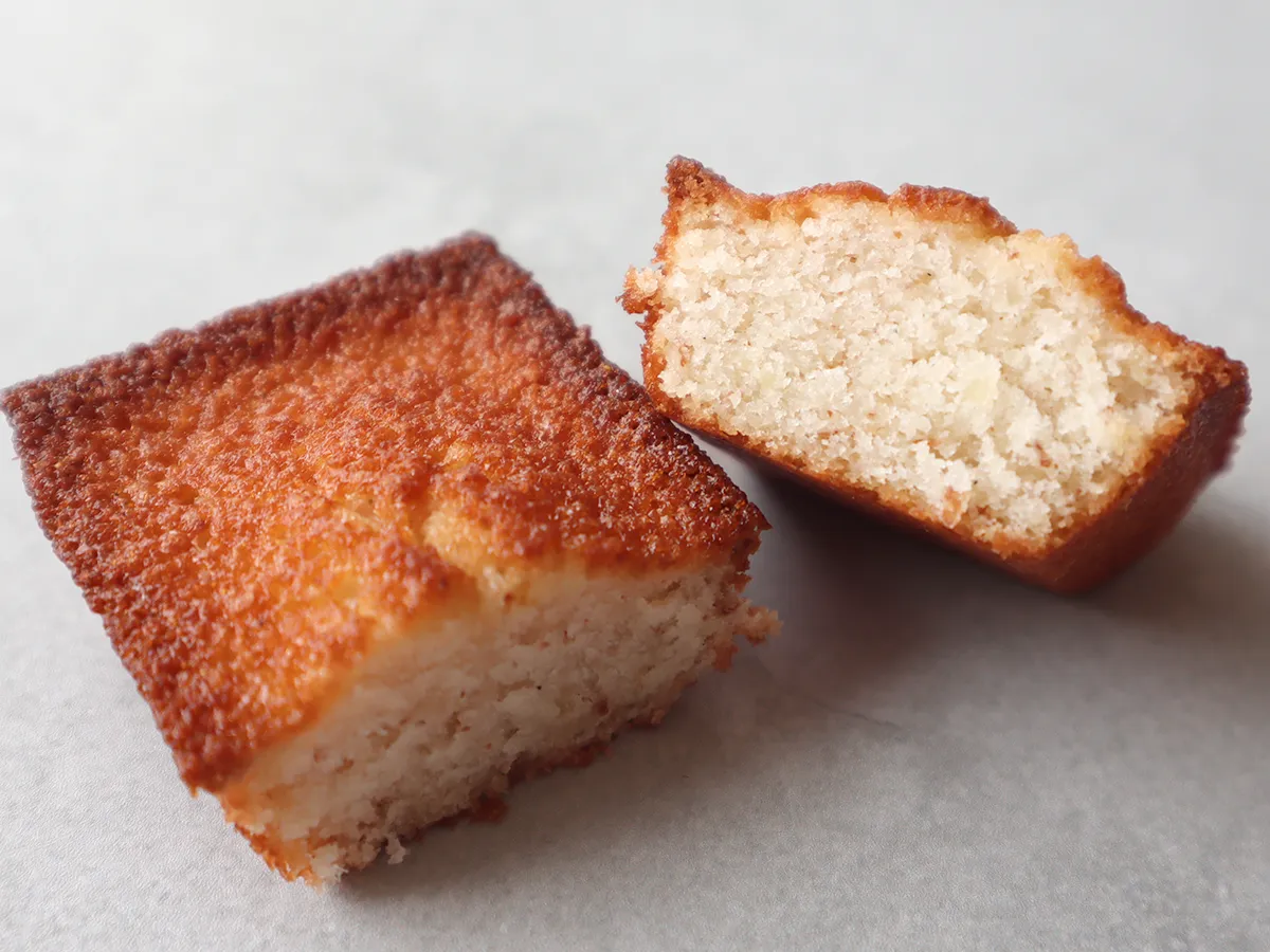 habitude（アビテュード） フィナンシェ（プレーン）の断面。バターの香りが広がる、ずっしり＆もっちりとした生地。