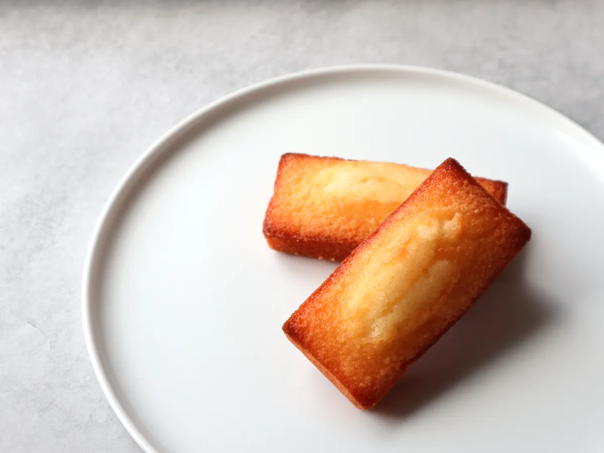 袋から取り出した焼色が美しいフィナンシェ