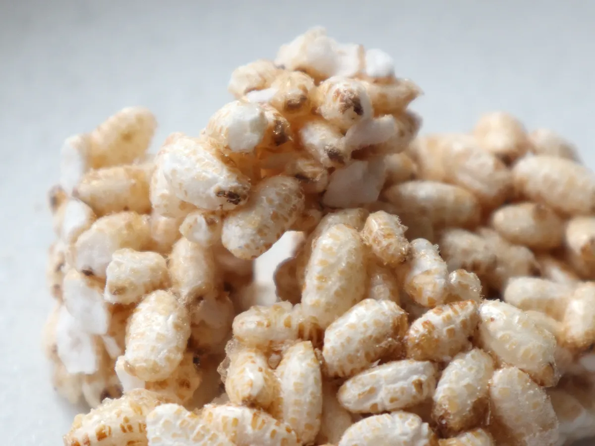 きび砂糖で味付けされた玄米ポン菓子