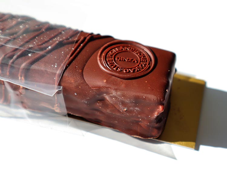 ホレンディッシェ・カカオシュトゥーベの銀座三越限定「銀座ミルフィーユクランチ」。見た目の特徴。