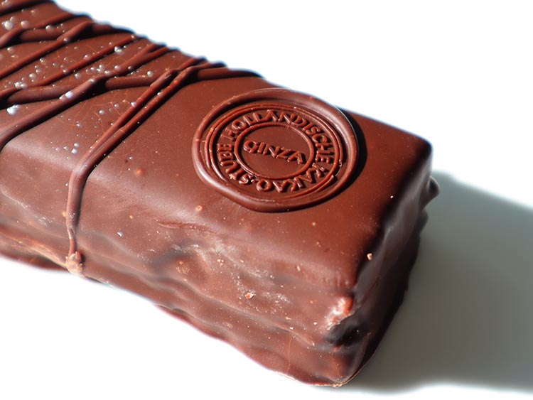 ホレンディッシェ・カカオシュトゥーベの銀座三越限定「銀座ミルフィーユクランチ」。エンボススタンプのようなデザイン。