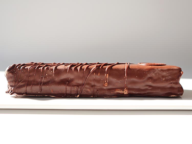 ホレンディッシェ・カカオシュトゥーベの銀座三越限定「銀座ミルフィーユクランチ」。横から見た状態。