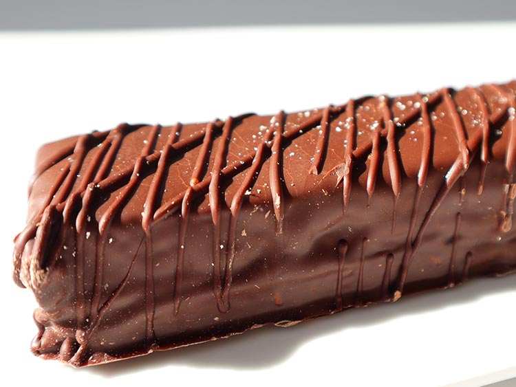 ホレンディッシェ・カカオシュトゥーベの銀座三越限定「銀座ミルフィーユクランチ」。銀箔が散りばめられた見た目。